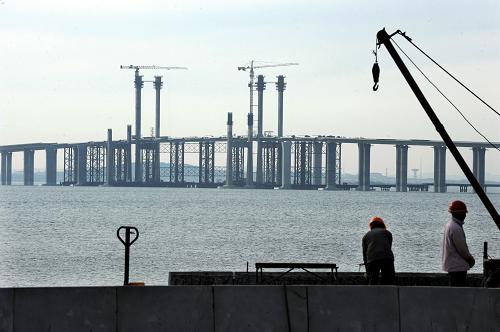 建設(shè)中的青島海灣大橋(3月29日攝)。新華社記者 李紫恒攝