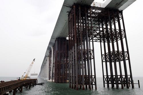 建設(shè)中的青島海灣大橋(3月29日攝)。新華社記者 李紫恒攝