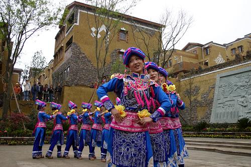 3月31日,羌族婦女在汶川縣水磨鎮(zhèn)“水磨羌城”廣場上載歌載舞,感謝援建者。新華社記者 劉海 攝