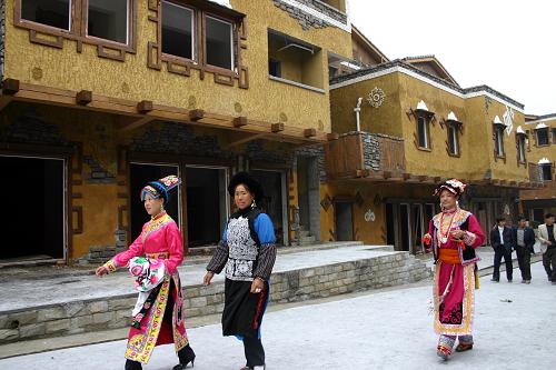 3月31日,幾位身著民族服飾的羌族婦女走過汶川縣水磨鎮(zhèn)“水磨羌城”的街道。新華社記者 劉海 攝