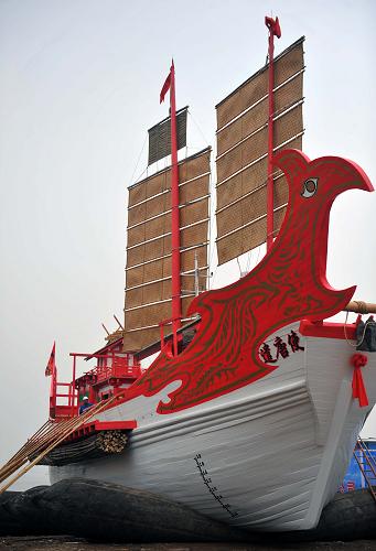 3月31日,仿古“遣唐使船”準(zhǔn)備下水。當(dāng)日,日本為上海世博會(huì)重建的仿古“遣唐使船”在江蘇省張家港市正式下水。“遣唐使船”經(jīng)過(guò)下水調(diào)試后,將于4月中下旬運(yùn)往日本,5月份從當(dāng)年遣唐使出發(fā)地大阪正式出航,重走日本遣唐使路線,于6月11日抵達(dá)上海世博會(huì)場(chǎng)參加“日本周”活動(dòng)。據(jù)介紹,這艘“遣唐使船”由日方提出設(shè)計(jì)方案,中方提供技術(shù)支持和建造,以日本“遣唐使船”為藍(lán)本,外表皆為木質(zhì)結(jié)構(gòu),船長(zhǎng)33.6米,寬9.2米,船體上建有多座古式小屋,帆、槳、錨、舵等一應(yīng)俱全。新華社記者 陳琪 攝