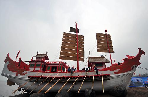 3月31日,船廠工人在為仿古“遣唐使船”升帆掛槳。新華社記者 陳琪 攝