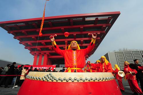 3月31日,位于上海世博會浦東園區(qū)的世博文化中心正式竣工。至此,上海世博會的中國館、主題館、世博中心、文化中心、世博軸等5座新建永久性建筑全部建成。這是上海世博會中國館舉行竣工儀式(2010年2月8日攝)。 新華社發(fā)(蔡耀放 攝)
