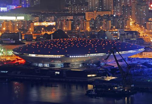 這是建設(shè)中的上海世博會文化中心夜景(2010年3月10日攝)。新華社發(fā)(郭長耀 攝)