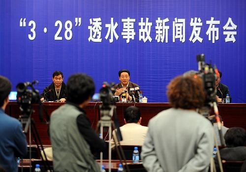 3月31日,華晉焦煤公司王家?guī)X礦“3·28”透水事故新聞發(fā)布會(huì)在山西河津舉行,通報(bào)了事故救援最新進(jìn)展。截至31日18時(shí),累計(jì)排水2.6萬(wàn)立方米,井下水位垂直下降了18厘米。新華社記者 燕雁 攝