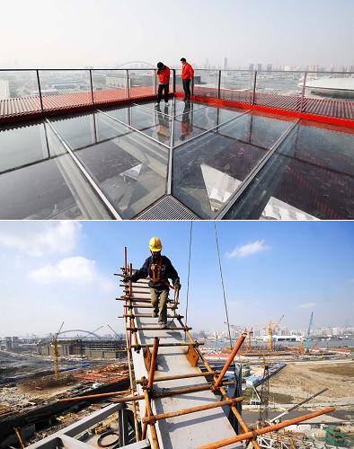 這張拼版照片顯示的是2010年1月18日拍攝的工人在建成的中國館屋頂懸空廊參觀(上圖)和2008年11月13日拍攝的正在建設(shè)中的中國館屋頂建設(shè)工地(下圖)。新華社發(fā)