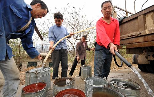 4月1日,在貴州省關(guān)嶺縣板貴鄉(xiāng)萬畝花椒種植基地,當?shù)厝罕娬诮铀?,準備搶救瀕臨枯死的花椒樹。連日來,在旱情嚴重的貴州省關(guān)嶺縣萬畝花椒種植基地板貴鄉(xiāng),當?shù)馗刹亢娃r(nóng)技人員多措并舉深入田間地頭,積極幫助受災群眾搶救瀕臨枯死的花椒樹。據(jù)悉,板貴鄉(xiāng)農(nóng)民種植花椒的面積達到2.5萬多畝,花椒5年才能成熟并進入豐產(chǎn)期,去冬今春的旱災使接近90%的花椒樹遭到毀滅性打擊。為保住瀕臨枯死的花椒樹,板貴鄉(xiāng)打響了萬畝花椒保衛(wèi)戰(zhàn)。新華社記者 楊楹 攝