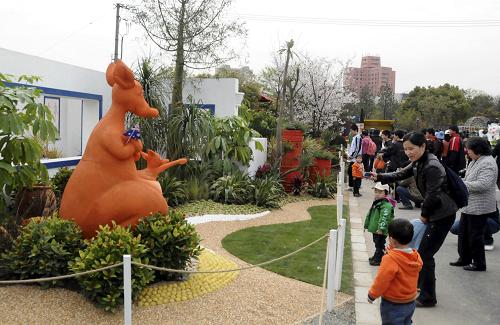 4月2日,游客在上海植物園參觀花展。新華社發(fā)(張金橋 攝)