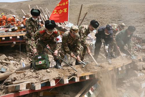4月16日,廣東邊防七支隊(duì)官兵在一處救援現(xiàn)場(chǎng)加緊搜尋幸存者。新華社發(fā)(陳培高 攝)