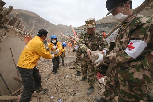 4月16日,救援人員在玉樹(shù)州扎西達(dá)通村禪古寺進(jìn)行搶險(xiǎn)救災(zāi)。新華社發(fā)(陳培高 攝)