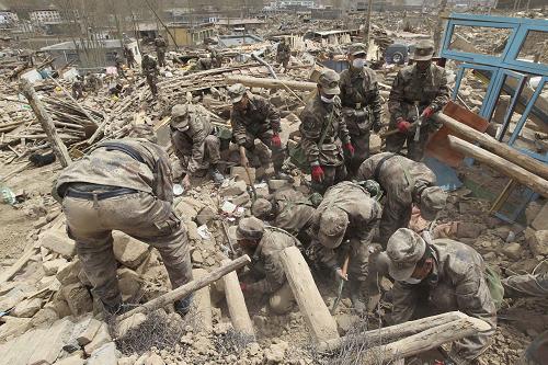 4月16日,解放軍官兵在玉樹(shù)縣結(jié)古鎮(zhèn)展開(kāi)搜救工作。新華社發(fā)(劉應(yīng)華 攝)