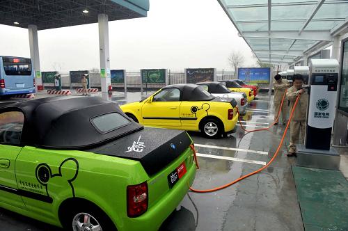 4月19日,在江蘇揚州首個電動汽車充電站,工作人員在為電動汽車充電。新華社發(fā)(郭義富 攝)