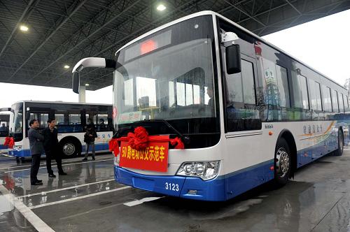 4月19日,江蘇揚州公交50路的電動公交車在電動汽車充電站充電。新華社發(fā)(郭義富 攝)