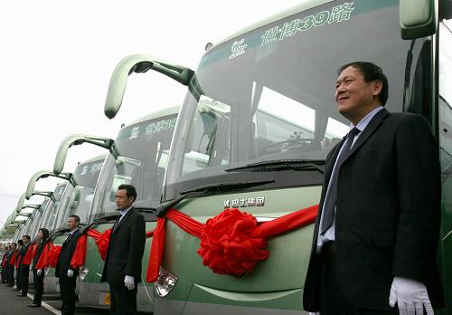 4月19日,在世博遠(yuǎn)郊接駁專線世博39路、世博40路發(fā)車(chē)儀式現(xiàn)場(chǎng),司乘人員整裝待發(fā)。當(dāng)日,上海世博會(huì)遠(yuǎn)郊接駁專線世博39路、世博40路舉行發(fā)車(chē)儀式,4月20日開(kāi)始將正式載客。作為上海世博會(huì)公交專線的重要組成部分,6條世博遠(yuǎn)郊接駁專線分別從金山、青浦和崇明等區(qū)縣發(fā)車(chē),可方便市民和游客前往世博園區(qū)參觀。新華社發(fā)(莊毅 攝)