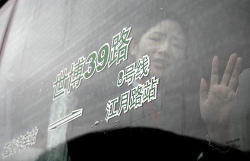 4月19日,在世博遠(yuǎn)郊接駁專線世博39路、世博40路發(fā)車(chē)儀式現(xiàn)場(chǎng),司乘人員進(jìn)入車(chē)廂。新華社發(fā)(莊毅 攝)