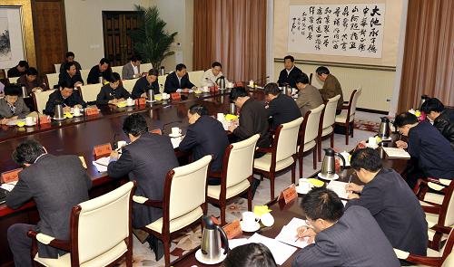 4月19日,中共中央政治局常委、全國政協(xié)主席賈慶林主持召開中央有關(guān)部門負(fù)責(zé)人會議,傳達(dá)貫徹17日中央政治局常委會議精神,對充分發(fā)揮各方面作用,做好青海玉樹抗震救災(zāi)和團(tuán)結(jié)穩(wěn)定工作作出部署。新華社記者黃敬文攝