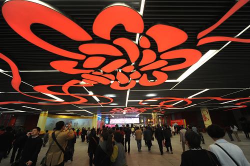 4月20日,上海世博園區(qū)中國(guó)館內(nèi)的省區(qū)市聯(lián)合館人流如潮。新華社發(fā)(鄭憲章 攝)
