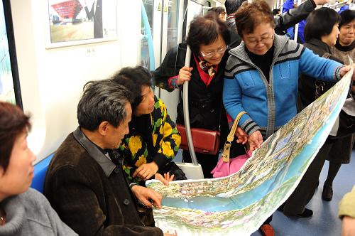 4月20日,市民在上海地鐵世博專(zhuān)線上查看世博導(dǎo)游圖。新華社發(fā)(鄭憲章 攝)