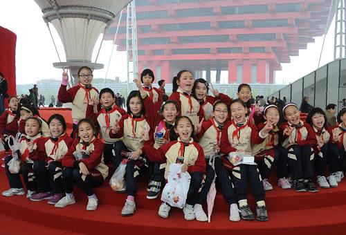 4月20日,一群小學(xué)生在上海世博園區(qū)陽(yáng)光谷中以中國(guó)館為背景合影。新華社發(fā)(鄭憲章 攝)
