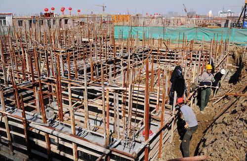 4月20日,工人們?cè)跒豸斈君R西城康居苑廉租房住宅小區(qū)工地施工。預(yù)計(jì)到4月底前烏魯木齊還將有7個(gè)保障性住房建設(shè)項(xiàng)目陸續(xù)開(kāi)工。根據(jù)烏魯木齊市政府的要求,今年新建的保障性住房將在10月陸續(xù)交付使用。今年,烏魯木齊市將建設(shè)保障性住房58萬(wàn)平方米,其中政府集中建設(shè)廉租住房30萬(wàn)平方米,6000套;經(jīng)濟(jì)適用住房13萬(wàn)平方米,2000套;在棚戶區(qū)改造項(xiàng)目中配建的廉租住房10萬(wàn)平方米,2000套;在普通商品房中配建經(jīng)濟(jì)適用住房5萬(wàn)平方米。 新華社記者 王菲 攝