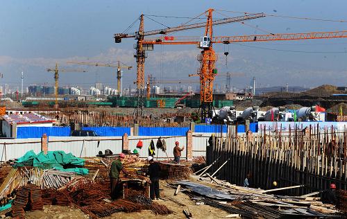 4月20日,工人們?cè)跒豸斈君R西城康居苑廉租房住宅小區(qū)工地施工。新華社記者 王菲 攝