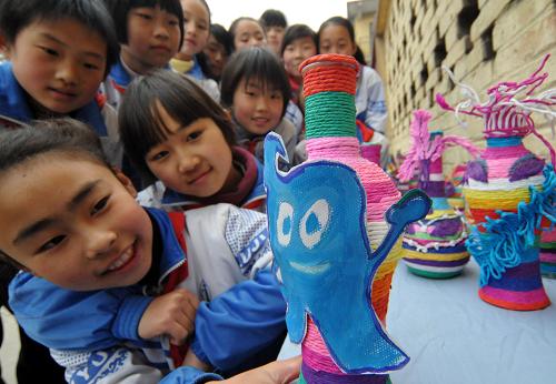 4月20日,邢臺(tái)市路家園小學(xué)的學(xué)生們展示和老師一起制作的“海寶”工藝品。