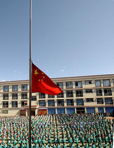 4月21日,拉薩海城小學(xué)降半旗,向玉樹(shù)地震遇難同胞志哀。新華社記者 覺(jué)果攝