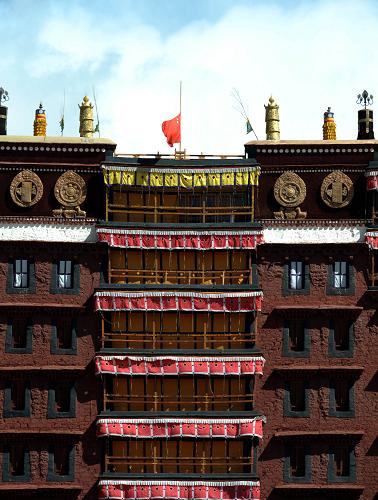 4月21日,拉薩布達(dá)拉宮降半旗,向玉樹(shù)地震遇難同胞志哀。 新華社記者 覺(jué)果攝
