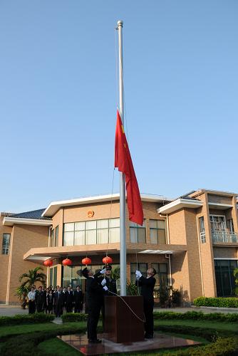 4月21日,在柬埔寨首都金邊,中國(guó)駐柬埔寨大使館降半旗悼念青海玉樹(shù)地震遇難同胞。新華社記者雷柏松攝