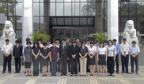 4月21日,在斯里蘭卡首都科倫坡,中國(guó)駐斯里蘭卡大使館工作人員舉行悼念儀式,哀悼在青海玉樹(shù)地震中遇難的同胞。新華社記者陳占杰攝