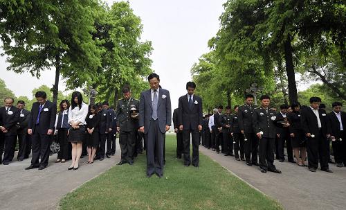 4月21日,在印度新德里,中國(guó)駐印度大使館舉行悼念活動(dòng),悼念玉樹(shù)地震遇難同胞。新華社記者王曄攝