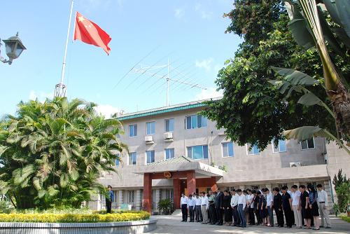 4月21日,位于緬甸仰光的中國(guó)駐緬甸大使館降半旗,深切哀悼在青海玉樹(shù)地震中遇難的同胞。新華社發(fā)(金飛攝)
