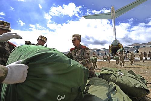 4月21日,在玉樹巴塘機(jī)場,救援部隊(duì)官兵在搬運(yùn)剛剛運(yùn)抵的一批救援物資。當(dāng)日,一架空軍伊爾-76運(yùn)輸機(jī)滿載近20噸救援物資抵達(dá)玉樹。這批物資主要包括災(zāi)區(qū)急需的帳篷、藥品和食品。新華社記者 郭磊攝