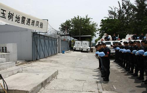 4月21日,在海地首都太子港中國(guó)赴海地維和警察防暴隊(duì)營(yíng)地,防暴隊(duì)員和中國(guó)駐海地貿(mào)易發(fā)展辦事處工作人員舉行儀式哀悼玉樹(shù)地震遇難同胞。 新華社發(fā)(施金東攝)