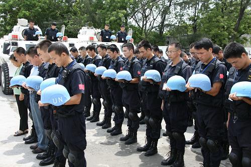 4月21日,在海地首都太子港中國(guó)赴海地維和警察防暴隊(duì)營(yíng)地,防暴隊(duì)員和中國(guó)駐海地貿(mào)易發(fā)展辦事處工作人員舉行儀式哀悼玉樹(shù)地震遇難同胞。新華社發(fā)(施金東攝)