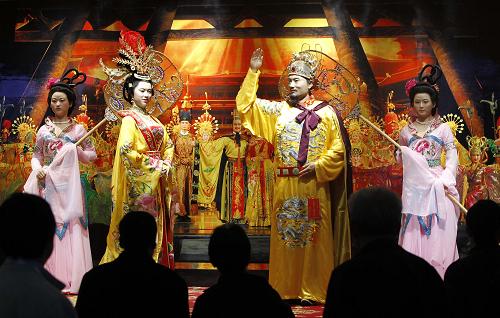 4月21日,以“唐明皇”和“楊貴妃”為原型的高仿真機(jī)器人正在陜西館的舞臺(tái)上表演。新華社記者 裴鑫 攝