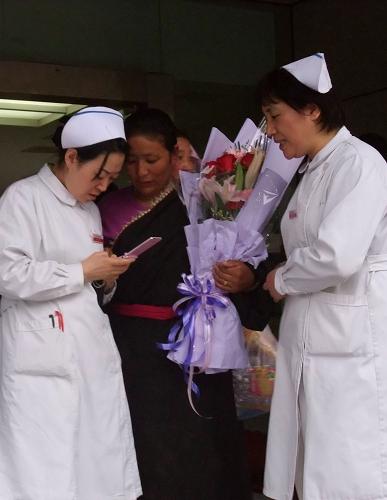 4月21日,西安交通大學(xué)第二附屬醫(yī)院骨二科護(hù)士長呂惠茹(右)在給出院的干措(中)做最后的囑咐。新華社記者 李一博 攝