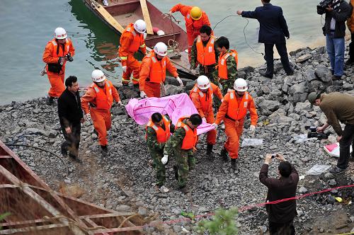 4月22日,打撈人員將翻船事故遇難者遺體打撈上岸。新華社記者 郝同前攝