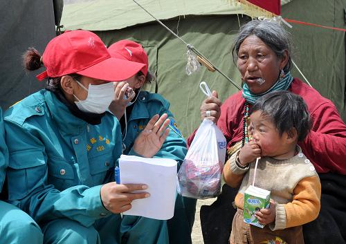 藏族專家在震區(qū)了解群眾心理情況(4月18日攝)。新華社發(fā)(江才 攝)