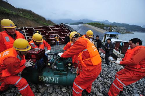 4月22日,搜救人員在湖北巴東翻船事故現(xiàn)場準(zhǔn)備施救設(shè)備。新華社記者 郝同前攝