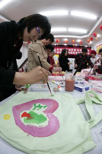 4月22日,北京市東城區(qū)東四二條社區(qū)居民在環(huán)保袋上繪制圖畫,為玉樹人民加油。 為了迎接世界地球日,北京市東城區(qū)東四二條社區(qū)居民自制了200個環(huán)保袋,免費發(fā)放給居民。4月22日是世界地球日,中國今年確定的主題是“珍惜地球資源,轉變發(fā)展方式,倡導低碳生活”。 新華社發(fā)(郝飛 攝)