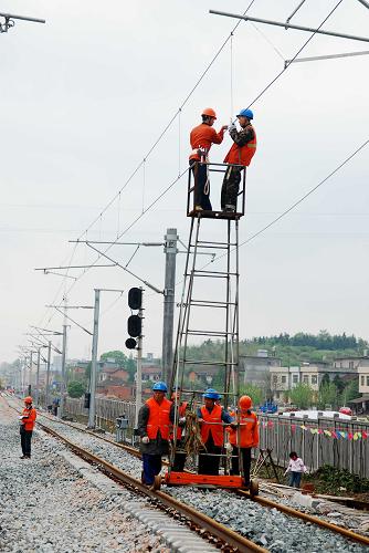 4月22日,南昌鐵路局供電段的技術(shù)人員對(duì)昌九城際鐵路接觸網(wǎng)工程進(jìn)行檢查驗(yàn)收。新華社發(fā)(胡國(guó)林 攝)