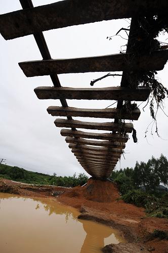 6月1日,廣西來賓市來賓至合山鐵路橋鞏鄉(xiāng)路段,一段鐵路路基被沖毀。新華社記者 李斌 攝