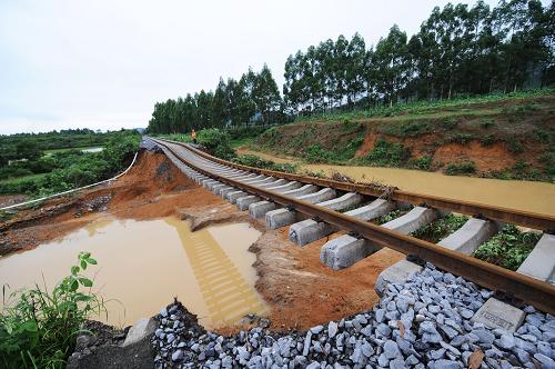 6月1日,廣西來賓市來賓至合山鐵路橋鞏鄉(xiāng)路段,一段鐵路路基被沖毀。新華社記者 李斌 攝
