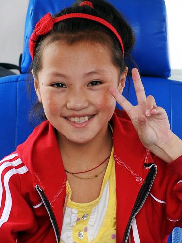 6月1日,10歲的藏族小姑娘索南永藏抵達(dá)西寧火車站。當(dāng)日,26名在四川成都接受治療的玉樹地震傷員乘坐火車抵達(dá)西寧。據(jù)了解,這批傷員年齡最大的81歲,最小的10歲,分別在四川省人民醫(yī)院、華西醫(yī)院接受及時(shí)有效的治療,目前已基本康復(fù)。運(yùn)送期間,青藏鐵路公司等部門細(xì)化接送方案,指定專人全程負(fù)責(zé),確保傷員順利返回家鄉(xiāng)。 新華社記者 侯德強(qiáng) 攝