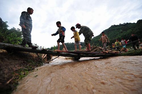 6月15日,在廣西蒼梧縣沙頭鎮(zhèn)雙尚村,受災(zāi)群眾在緊急轉(zhuǎn)移。新華社記者 黃孝邦 攝
