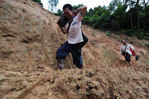 6月16日,在廣西蒼梧縣沙頭鎮(zhèn)雙尚村,參與救援的群眾挺進重災區(qū)。新華社記者 黃孝邦 攝