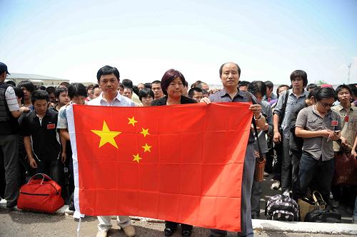 6月16日,在吉的中國(guó)公民在奧什機(jī)場(chǎng)合影留念。新華社記者 沙達(dá)提 攝