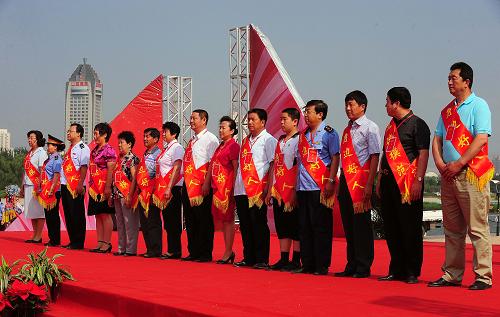 6月18日,入選“中國好人榜”的“身邊好人”代表參加現(xiàn)場交流活動。當(dāng)日,由中央文明辦主辦的“道德的傳承——全國道德模范與身邊好人現(xiàn)場交流活動”在太原市汾河公園舉行。全國道德模范及“身邊好人”代表在現(xiàn)場與觀眾進(jìn)行了交流。 新華社記者 范敏達(dá) 攝