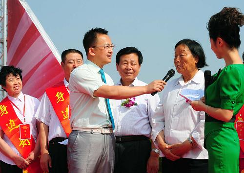 6月18日,第一屆全國道德模范獲得者申紀(jì)蘭(右二)在活動上發(fā)言。新華社記者 范敏達(dá) 攝